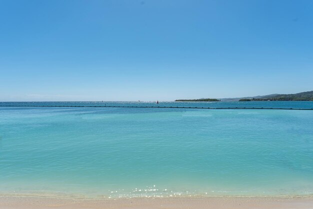 Plage tropicale par une journée ensoleillée