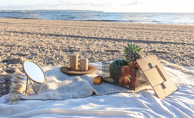 Photo gratuite plaid aux fruits sur le bord de mer de sable pique-nique au bord de la mer