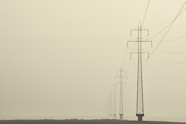 Plan brumeux de tours de transmission au milieu d'une rue