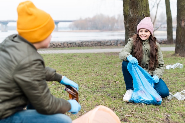 Plan complet des enfants nettoyant le sol