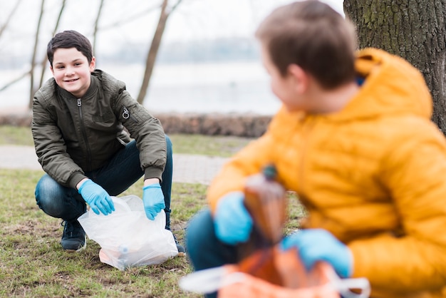 Photo gratuite plan complet d'enfants avec des sacs en plastique