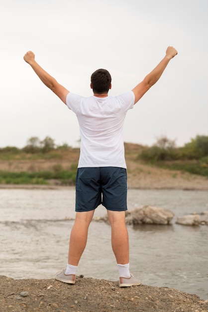 Photo gratuite plan complet d'un homme avec les bras en l'air