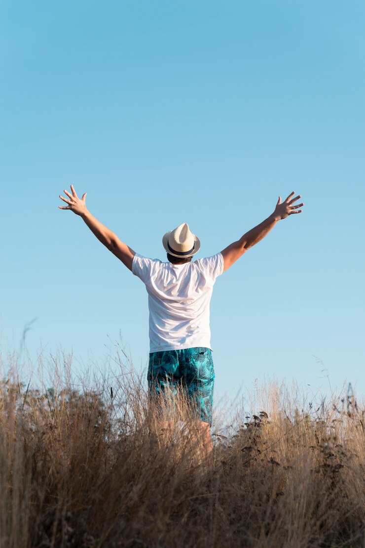 Photo gratuit plan complet d'un homme avec les bras en l'air