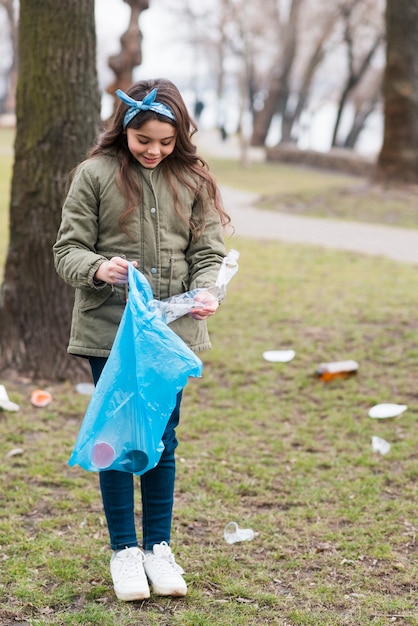 Photo gratuite plan complet de petite fille recyclant