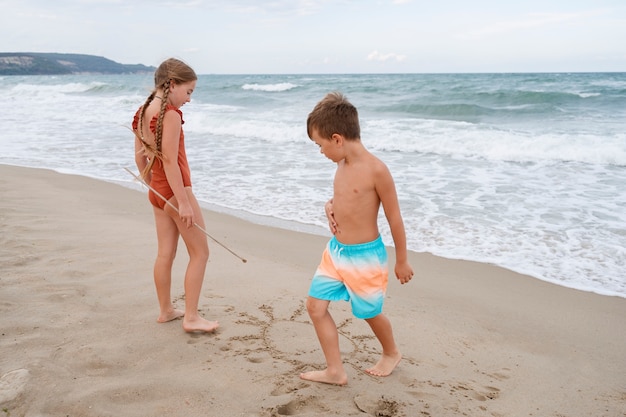 Plan complet de petits enfants s'amusant à la plage