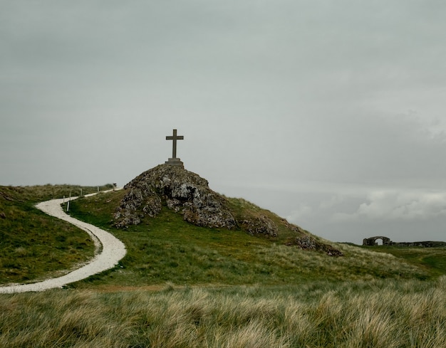 Plan d'une croix placée sur un piédestal placé sur une colline rocheuse
