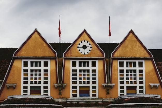 Photo gratuite plan du toit de la gare avec des horloges montrant trois heures moins le quart