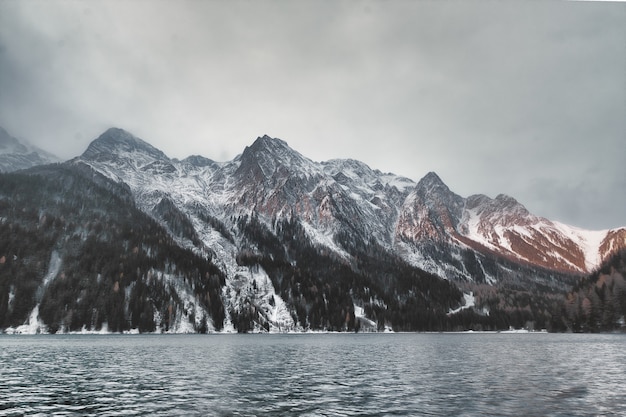 Plan d'eau de l'autre côté de la montagne