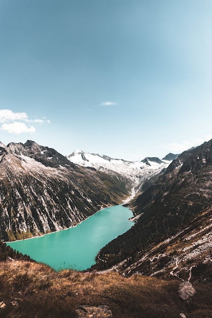 Plan d'eau entre montagne