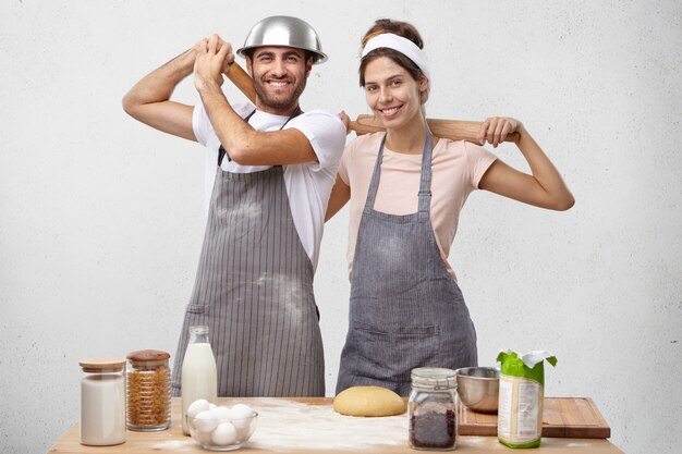 Couple Femme Et Homme En Tablier De Cuisine Préparation De La Nourriture  Pour Le Dîner Dans La Cuisine Ensemble. Banque D'Images et Photos Libres De  Droits. Image 51824334