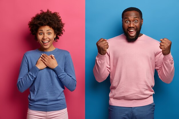 Plan horizontal de la petite amie heureuse et de son petit ami entendre des nouvelles positives, la femme garde les mains sur la poitrine