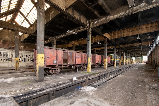 Plan intérieur d'un ancien entrepôt avec de vieux trains stockés à l'intérieur