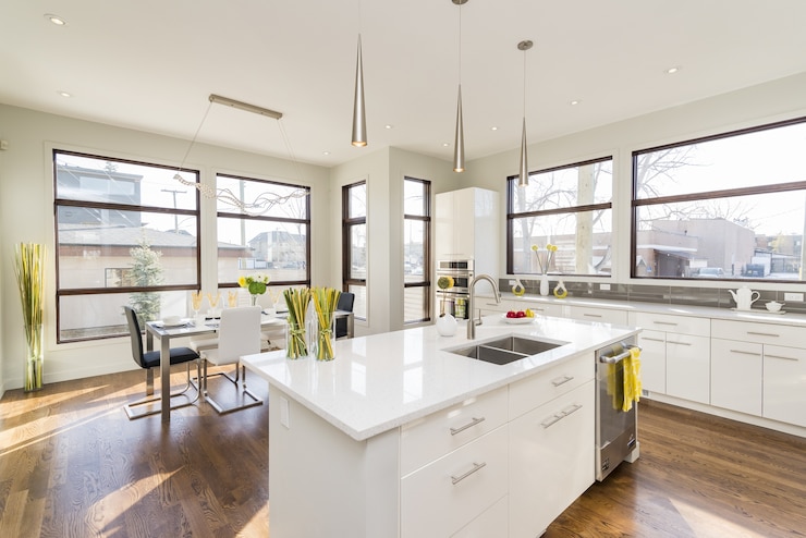 Photo gratuit plan intérieur d'une cuisine de maison moderne avec de grandes fenêtres