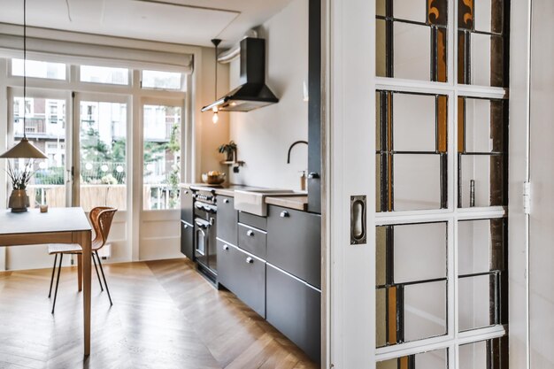 Plan intérieur d'une cuisine moderne avec des décorations et des meubles à côté d'une entrée