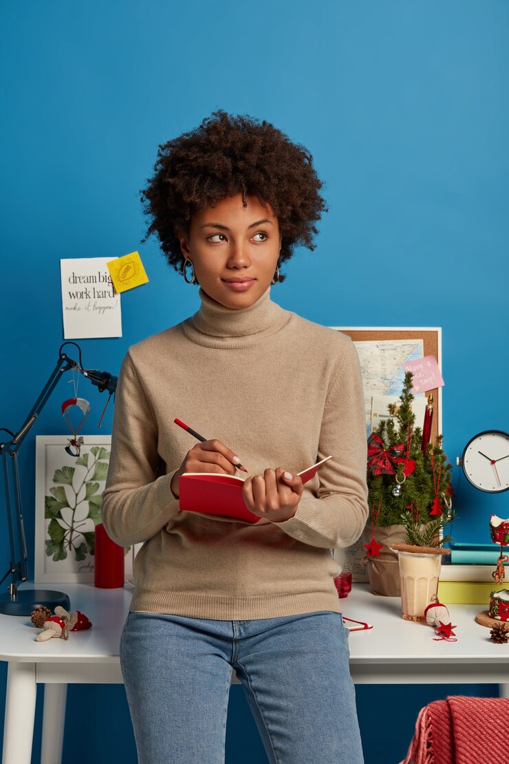 Photo gratuit plan intérieur d'une femme afro-américaine contemplative tient un journal