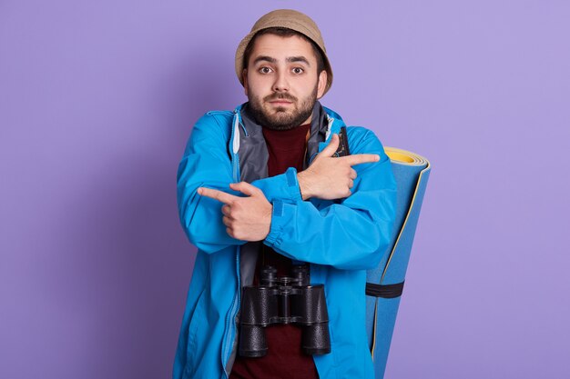 Photo gratuite plan intérieur d'un gars mal rasé portant une veste et un chapeau bleu