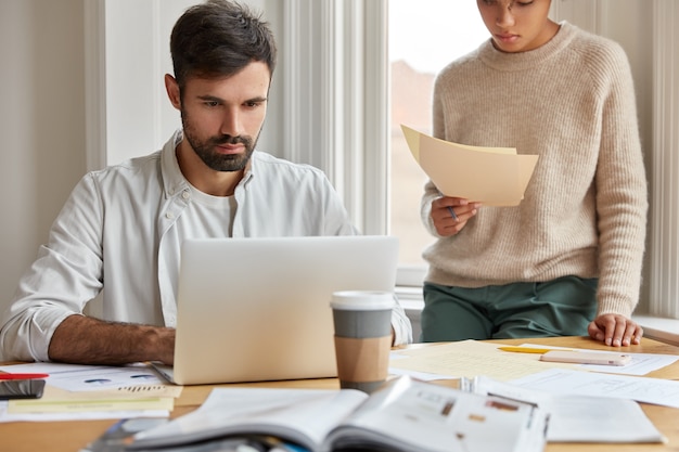 Plan intérieur d'un homme sérieux veut déposer de l'argent en banque