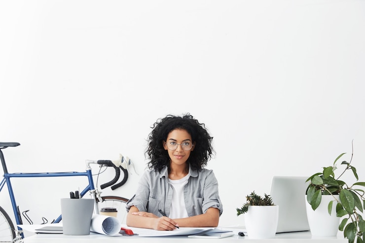 Photo gratuit plan intérieur de jeunes conceptions d'intérieur féminines à la peau sombre souriantes positives, implantation au bureau