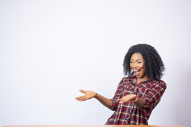 Plan d'une jolie femme noire pointant vers l'espace avec excitation