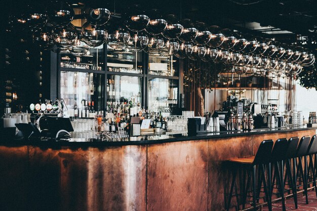 Plan large de bouteilles et verres en vitrine dans un bar de l'hôtel Scandic à Copenhague, Danemark