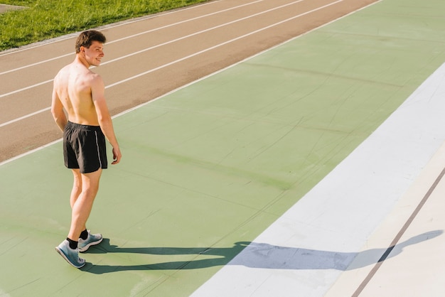 Plan long d'un athlète sur la piste de course à pied