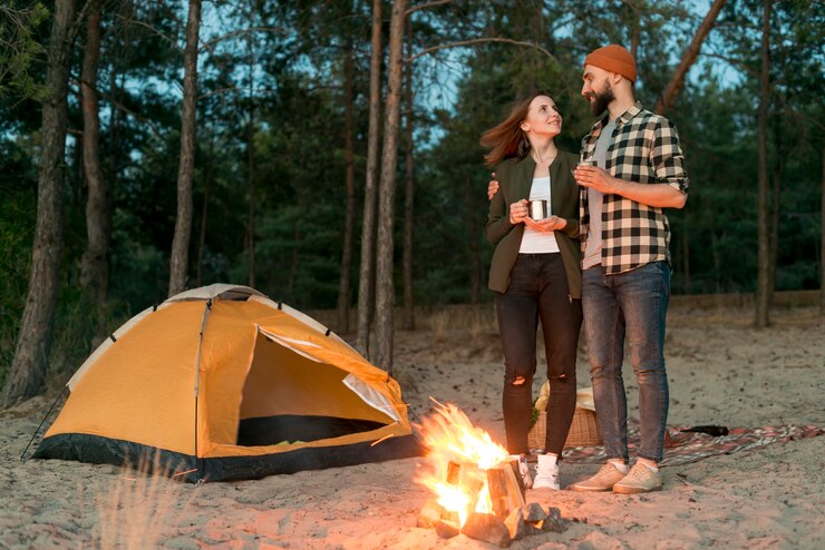 Photo gratuit plan long d'un couple qui se regarde