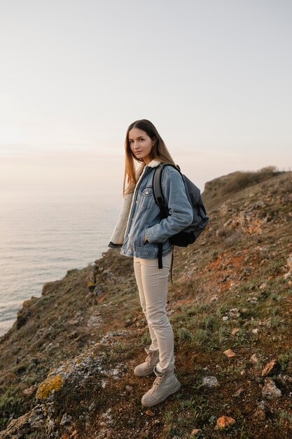 Plan long d'une femme appréciant la paix autour d'elle