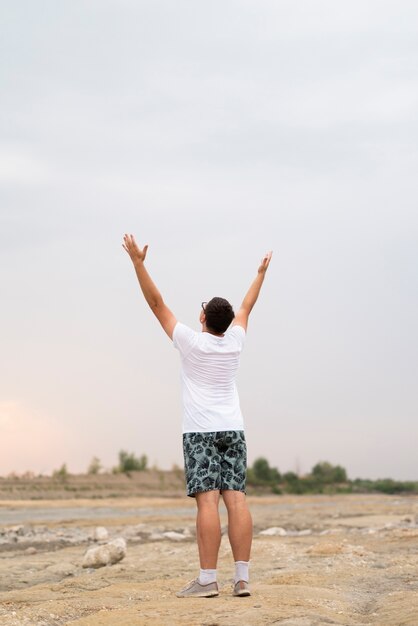 Plan long d'un homme regardant le ciel