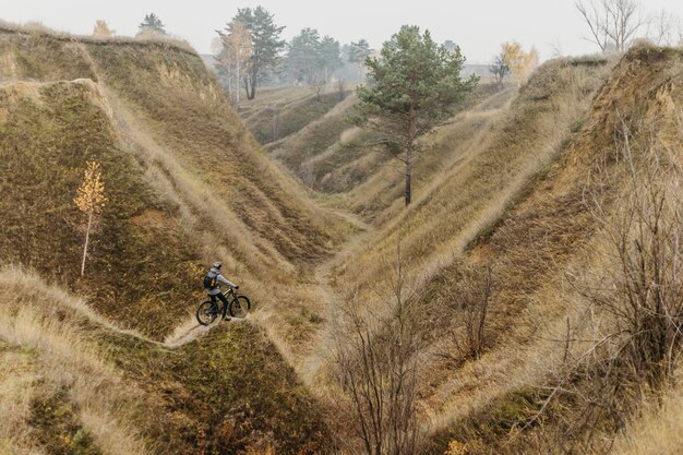 Plan long d'un homme à vélo