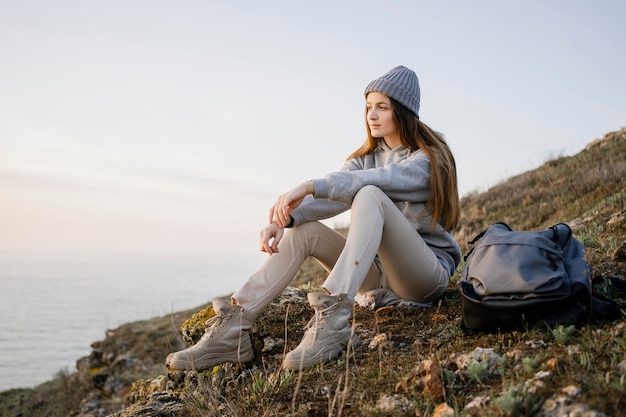 Photo gratuite plan long d'une jeune femme appréciant la paix autour d'elle