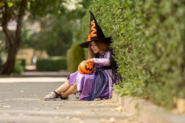 Plan long de jolie petite fille avec costume de sorcière