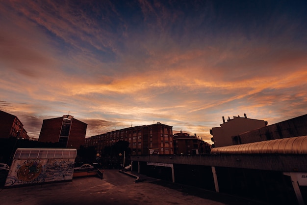 Plan long de nombreux bâtiments et maisons de la ville au coucher du soleil