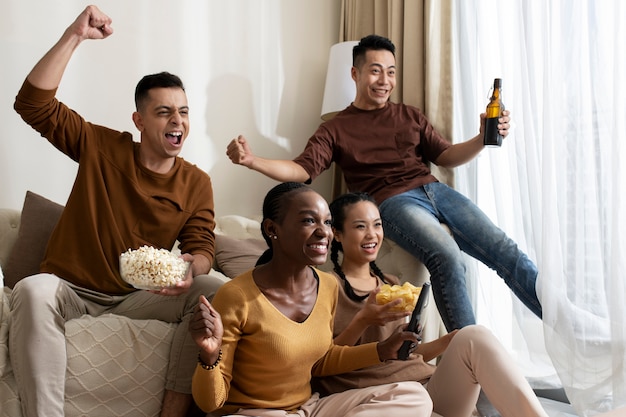 Plan moyen d'amis excités regardant un film