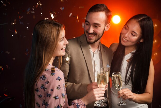 Plan moyen de collègues portant un toast à une fête