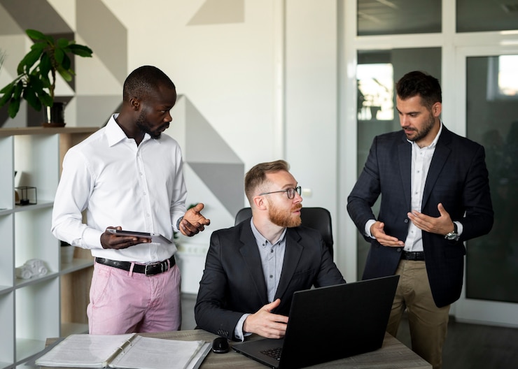 Photo gratuit plan moyen de collègues de travail
