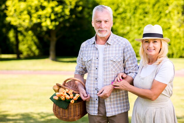 Plan moyen couple posant pour la caméra