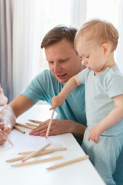 Plan moyen dessin père et enfant