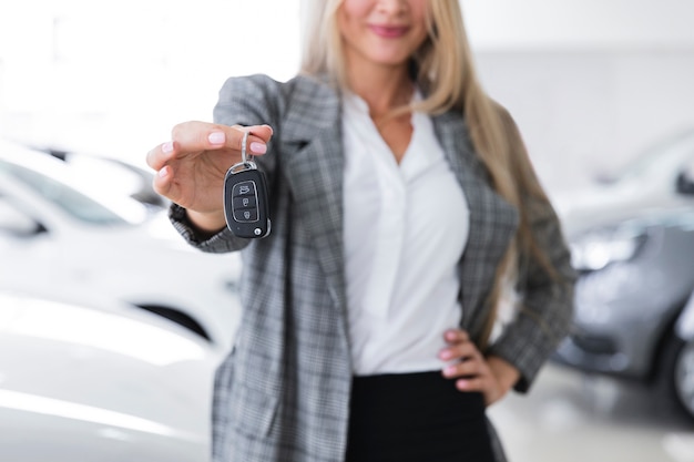 Plan moyen du conducteur avec les clés de la voiture