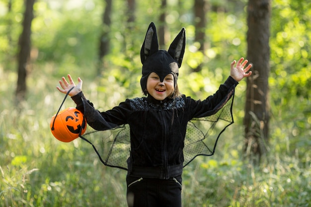 Plan moyen du petit garçon en costume de chauve-souris