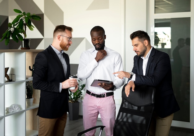 Photo gratuite plan moyen d'employés interraciaux