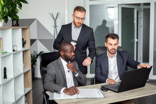 Plan moyen d'employés en train de discuter