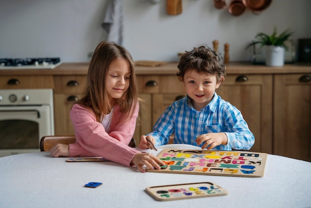 Plan moyen d'enfants jouant à un jeu de mémoire