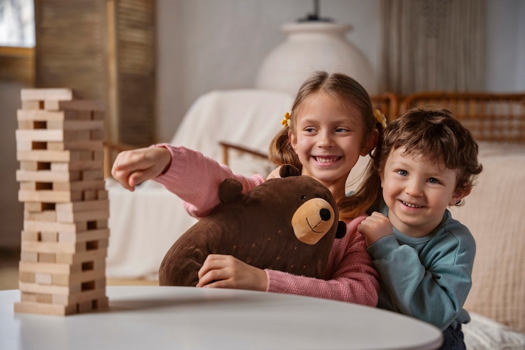 Photo gratuit plan moyen d'enfants jouant à un jeu de mémoire