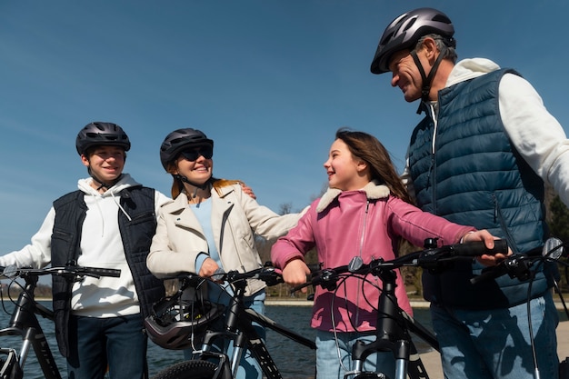 Plan moyen famille faisant du vélo ensemble