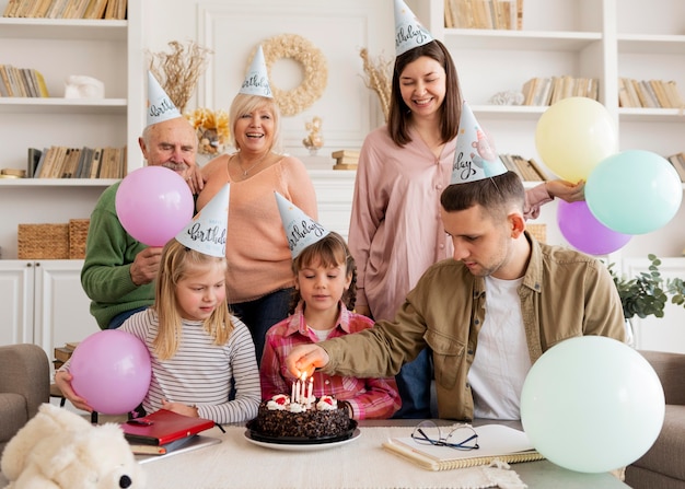 Plan moyen, famille heureuse, faire la fête