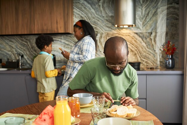 Plan moyen de la famille passant du temps à la maison