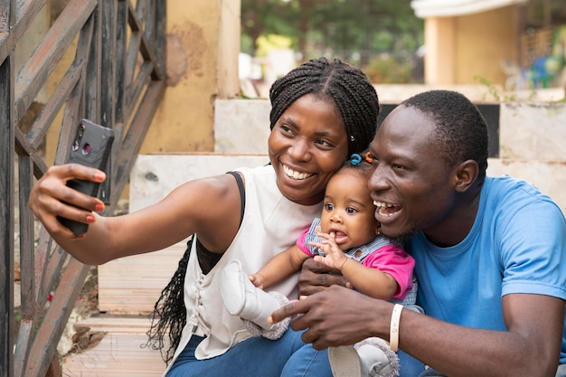 Photo gratuite plan moyen famille prenant des selfies