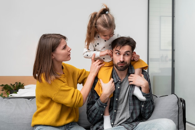 Plan moyen famille s'amusant à la maison