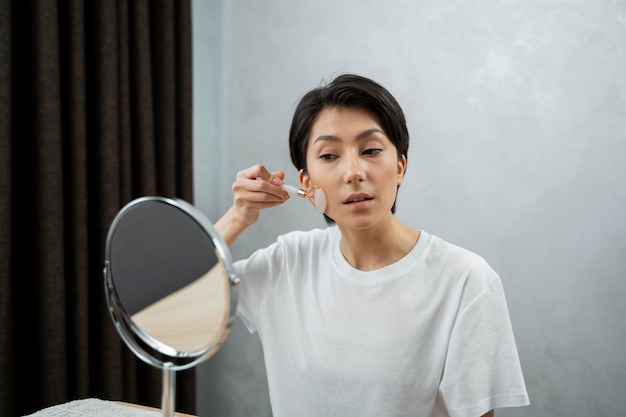 Plan moyen femme autosoins avec miroir