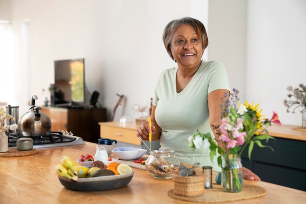 Photo gratuite plan moyen femme cuisine à la maison